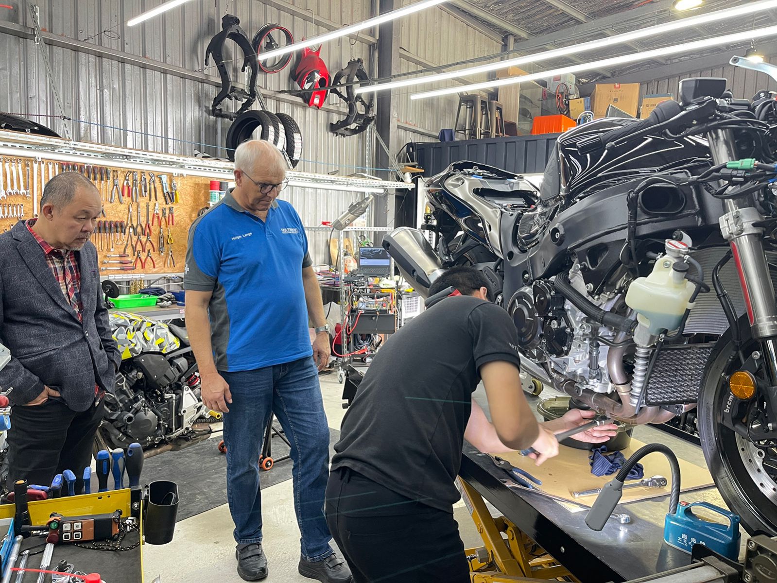 VOLTRONIC 首席技術長 Holger Lange 先生進行技術指導