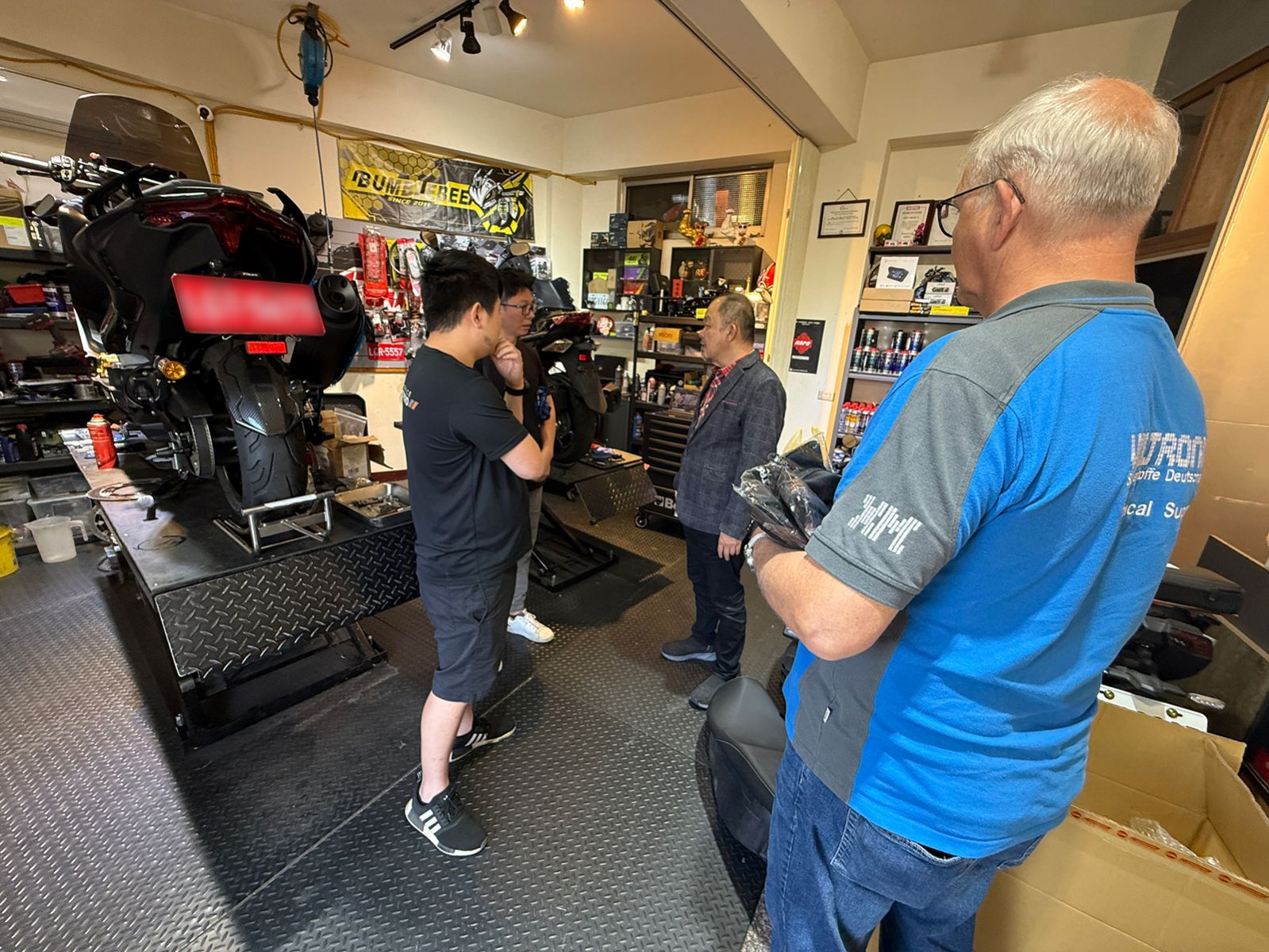 執行長與技術長在台灣市場的合影